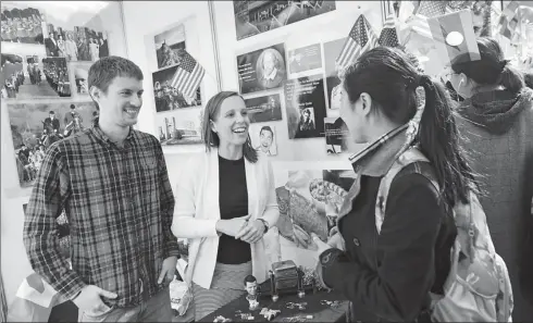  ?? PROVIDED TO CHINA DAILY ?? At an internatio­nal cultural festival held in October at Inner Mongolia University in Hohhot, resident students from the United States talk with a Chinese visitor.