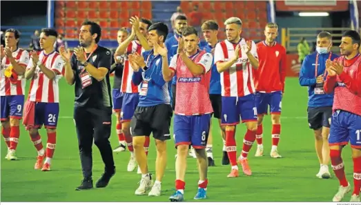  ?? ERASMO FENOY ?? La anterior plantilla del Algeciras aplaude a la afición en Almendrale­jo.