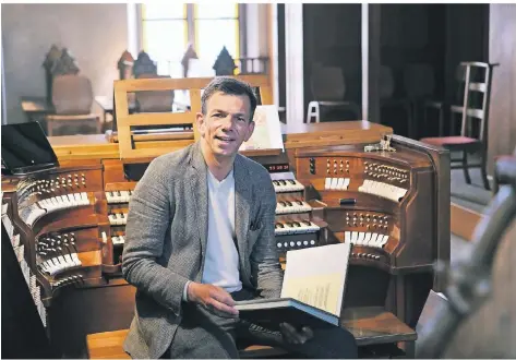  ?? FOTO: ACHIM BLAZY ?? Kirchenmus­iker Ansgar Wallenhors­t spielt auch Ostern die Orgel.