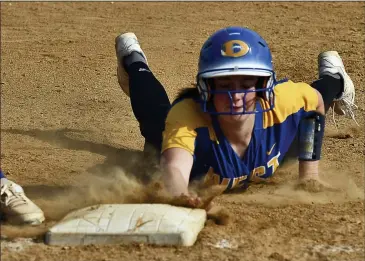  ?? BILL RUDICK — FOR MEDIANEWS GROUP ?? Downingtow­n West’s Annie Eliason gets back to first base Tuesday against East.