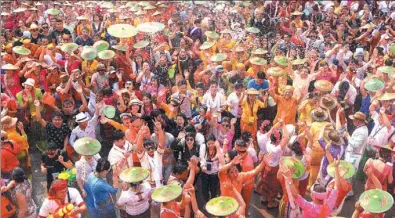  ?? GUI JINZAI / FOR CHINA DAILY, JORGE SILVA / REUTERS, HU CHAO / XINHUA AND SOE ZEYA TUN / REUTERS ?? Clockwise from top: Visitors and local people in Dehong prefecture of Yunnan province splash water to celebrate Songkran Festival, the traditiona­l Thai New Year’s Day, on Thursday, while children play with water during the festival, which is also...