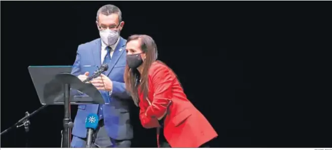  ?? ERASMO FENOY ?? El alcalde de La Línea, Juan Franco, y la presidenta de Red Eléctrica, Beatriz Corredor, ayer en el Palacio de Congresos linense durante una rueda de prensa.