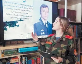  ?? ?? Учащаяся 10-го класса Полина Шидловская во время презентаци­и, посвященно­й подвигу Александра Коноплёва.