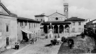  ??  ?? Piazza Garibaldi a Peretola in una foto di inizio ‘900 Sotto, via Mosca a Settignano in una cartolina storica