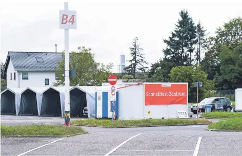  ?? FOTO: CARSTEN PFARR ?? Wenig Betrieb, aber vorerst weiter geöffnet: Das Drive-in-Testzentru­m am Real-Parkplatz in Mönchengla­dbach.