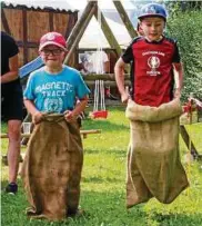  ??  ?? Sackhüpfen gehört zu den Diszipline­n beim Parcours für Kinder auf dem Sommerfest.