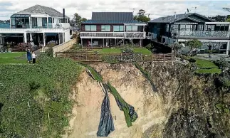  ?? PHOTO: CHRIS MCKEEN/STUFF ?? The guests at an Airbnb property were warned about venturing too close to the cliff-edge at Eastern Beach, Auckland.