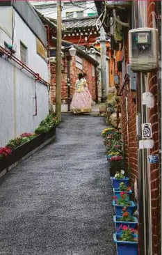  ??  ?? Girls dressing up in Hanbok.