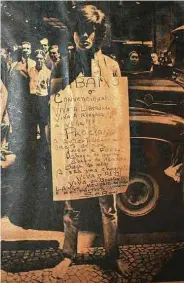  ??  ?? Ao lado, camiseta ‘Eu Comi a Janis Joplin’, de Serguei, que posa com a cantora na outra imagem; acima, ele em protesto contra a ditadura no Rio