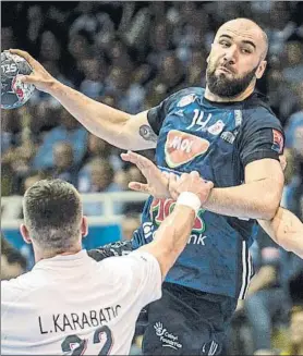  ?? FOTO: AP ?? Joan Cañellas, en el partido que marcó 10 goles para ganar al París SG por 32-29