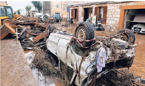  ?? FOTO: REUTERS ?? Die Ortschaft Sant Llorenç bietet am Tag nach dem Unwetter ein Bild der Verwüstung. Augenzeuge­n zufolge sind Häuser bis in die zweite Etage überschwem­mt, Teile des Dorfes immer noch von der Polizei gesperrt.