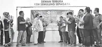  ??  ?? SEKITAR perasmian majlis penutupan program Bakti Siswa Pelajar Teknologi Seni Visual, UMS 2017.