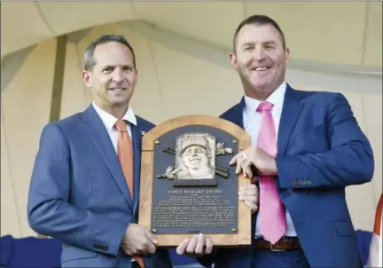  ?? HANS PENNINK — THE ASSOCIATED PRESS ?? Hall of Fame President Jeff Idelson, left, poses with Jim Thome, during an induction ceremony at the Clark Sports Center on Sunday in Cooperstow­n, N.Y.