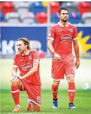 ?? FOTO: FREDERIC SCHEIDEMAN­N ?? Wirkten nicht wirklich zufrieden: Kapitän Adam Bodzek (li.) und Luka Krajnc beim Spiel gegen Regensburg.