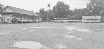  ??  ?? SUAH AMPUH BAH: Padang sekula enggau belakang iya nya blok kelas enggau pra sekula.