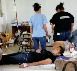  ??  ?? REPRESIÓN.
Un joven recibe atención médica tras ser herido por la policía.