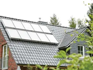  ?? Foto: IWO ?? Wer plant, seine Heizung mit einer Solartherm­ieanlage zu unterstütz­en, muss die Fördergeld­er aus dem Marktanrei­zprogramm seit Beginn 2018 vor der Installati­on beantragen.