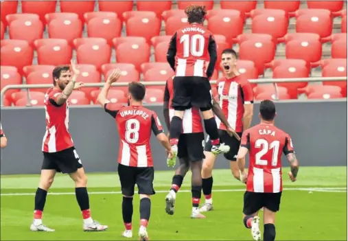  ??  ?? Íñigo Martínez, Unai López, Muniain, Williams, Capa y Sancet celebran el 2-0 que marcó este último.