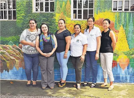  ??  ?? Avances. Ismael Argueta, educador de la unidad de salud de Sesori, consideró que se ha “incidido positivame­nte en las mujeres, en toda la familia, en lo que respecta a la salud sexual reproducti­va”. Se les insta a consultar, como parte de sus controles...