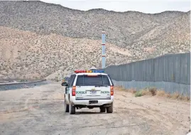  ??  ?? Una PatrUlla Fronteriza hace un recorrido en un tramo de Nuevo México que colinda con ciudad Juárez