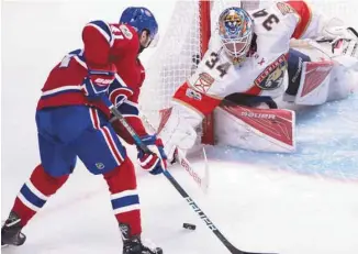  ?? RYAN REMIORZ LA PRESSE CANADIENNE ?? Paul Byron a vu ses efforts bloqués en première période par le gardien James Reimer, mardi soir au Centre Bell. Le Canadien a tout de même mis fin à sa vilaine séquence de sept revers grâce à une victoire de 5-1 aux dépens des Panthers de la Floride....