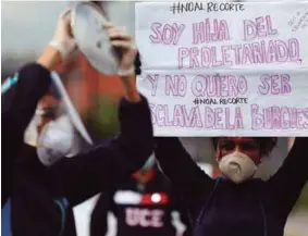  ??  ?? PROTESTAS. Estudiante­s de la Universida­d Central protestaro­n esta semana frente a los recortes. Aún no se define cómo se aplicarán.