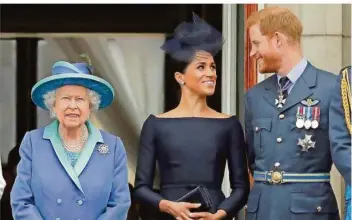  ??  ?? FOTO: MATT DUNHAM/DPA Ein Bild aus vergangene­n, royalen Tagen: Die britische Königin, Queen Elizabeth II., ihr Enkel Prinz Harry und seine Frau, Herzogin Meghan (Mitte), stehen 2018 gemeinsam auf dem Balkon des Buckingham-Palastes.