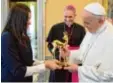  ?? Foto: Osservator­e Romano, kna ?? Yusra Mardini überreicht Franziskus den Preis.