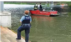  ??  ?? Von einem Boot aus halten Feuerwehrl­eute Ausschau, um den Jugendlich­en zu erspähen.