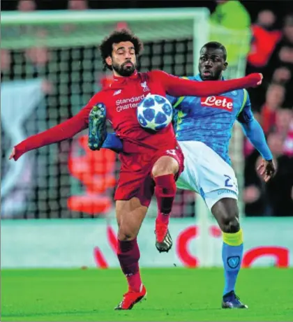  ?? / PETER POWELL (EFE) ?? Salah protege el balón ante el marcaje de Koulibaly, ayer en Anfield Road.