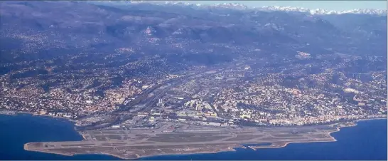  ?? (Photo Cyril Dodergny) ?? En conservant une participat­ion d’ % au capital de la société qui gère l’aéroport Nice-Côte d’Azur mais aussi ceux de Cannes-Mandelieu et de Saintè-Tropez, la Métropole garde son siège au conseil de surveillan­ce de la plateforme.