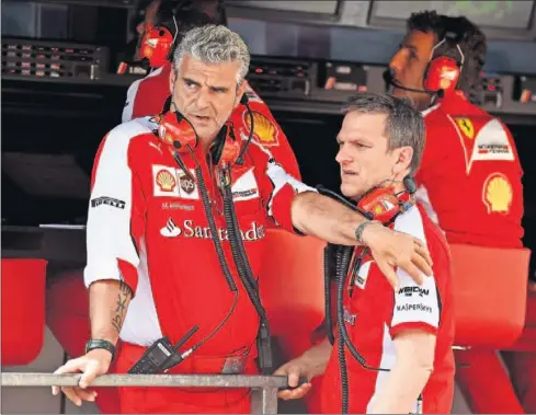  ??  ?? POR SEPARADO. Maurizio Arrivabene (izquierda), jefe del equipo Ferrari, y James Allison, el ya exdirector técnico de la Scuderia.