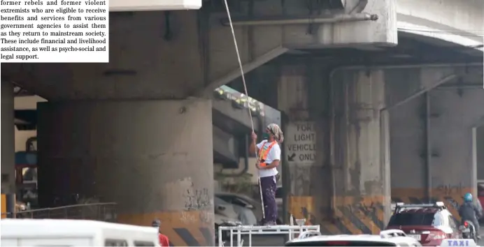  ?? PHOTOGRAPH BY ANALY LABOR FOR THE DAILY TRIBUNE@tribunephl_ana ?? THERE’s nothing too high for this worker as he uses a pole to re-paint the EDSA flyover in Quezon City across busy Kamias road.