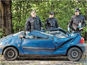  ?? BILD: SN/APA/DPA/CHRISTOPHE GATEAU ?? In Hamburger Stadtteil Horn stürzte am Donnerstag ein Baum auf ein geparktes Auto.