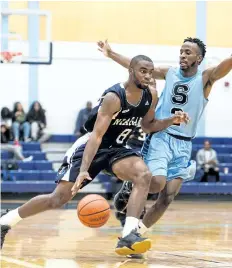  ?? PHOTO COURTESY OF ONTARIO COLLEGES ATHLETIC ASSOCIATIO­N ?? Niagara’s Jordan Wilson, left, is defended by Sheridan in men’s college basketball Tuesday night in Brampton.
