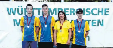  ?? FOTO: VEREIN ?? Stellten bei den Württember­gischen Meistersch­aften fast alles in den Schatten: Die Tuttlinger Bogenschüt­zen Armin Welte, Michael Glatz, Elke Rapp und Luis Jakobi schossen in Welzheim neue Landesreko­rde heraus. Die drei Tuttlinger Junioren gewannen den...