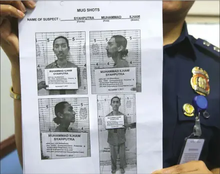  ?? /PHILIPPINE NATIONAL POLICE/ EPA-EFE ?? KELOMPOK MAUTE: Anggota Kepolisian Filipina (PNP) kemarin (2/11) menunjukka­n file foto Muhammad Ilham Syahputra, warga Indonesia yang ditangkap di Marawi. Ilham ditangkap pada Rabu (1/11).