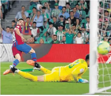  ?? ANTONIO PIZARRO ?? Jordi Alba observa cómo el balón supera a Rui Silva para colocar el definitivo 1-2.