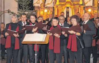  ?? FOTO: KURT KIECHLE ?? Acht „Frohsinn“-Sängerinne­n und -Sänger trugen ein altvertrau­tes Weihnachts-Wiegenlied vor.