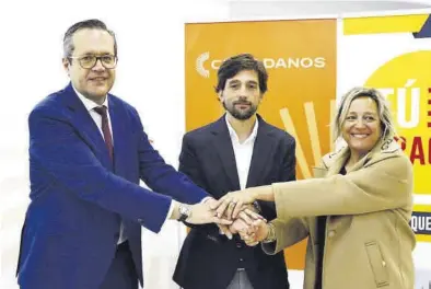  ?? JAIME GALINDO ?? Carlos Ortas, Adrián Vázquez y Natalia Lascorz, en la presentaci­ón de la coalición.
