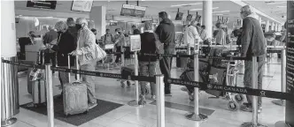  ?? STUART PEDDLE • THE CHRONICLE HERALD ?? Travellers line up to check in for flights at Halifax Stanfield Internatio­nal Airport the Friday before Thanksgivi­ng.