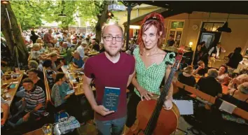  ?? Foto: Michael Hochgemuth ?? Florian Freistette­r und Ruth Maria Rossel im Biergarten Drei Königinnen beim Abschluss der diesjährig­en Literatur aus dem Biergarten.