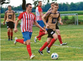  ?? Fotos: Robert Prestele ?? In bestechend­er Frühform präsentier­te sich der SV Schlingen (rot-weiße Trikots): Der Kreisklass­ist gewann das Jubiläumst­urnier des FSV Kirchdorf durch einen 2:0-Finalsieg gegen den Gastgeber (gold-schwarze Trikots).