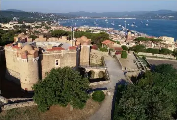  ?? (Photos Franz Chavaroche et Jean-Marc Rebour) ?? La citadelle trône sur les hauteurs de Saint-Tropez depuis le XVIe siècle.