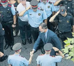  ?? QUIQUE GARCÍA / EFE ?? El Rey saludando a los mandos de los Mossos, el pasado sábado