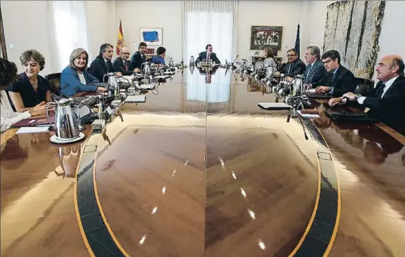  ?? DANI DUCH ?? Mariano Rajoy presidió la reunión extraordin­aria del Consejo de Ministros, para abordar la crisis de El Prat