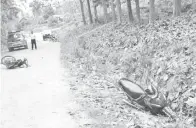  ??  ?? DUA motosikal dilanggar oleh sebuah kereta apabila pemandu kereta dipercayai tersilap pijak pedal minyak.