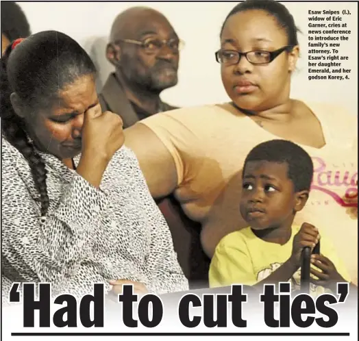  ??  ?? Esaw Snipes (l.), widow of Eric Garner, cries at news conference to introduce the family’s new attorney. To Esaw’s right are her daughter Emerald, and her godson Korey, 4.