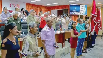  ?? | foto: Isabel Aguilera ?? Se les confirió el Sello 80 Aniversari­o de la Fundación de la CTC a Raúl Casero Castillo, pailero B, de la Empresa Militar Industrial Granma, pertenecie­nte al municipio de Regla, La Habana; a Eliodoro Tamayo Arjona, operario agrícola del Ejército Juvenil del Trabajo, de Buey Arriba, Granma; y a Miladis Chirino Duardo, reparadora y desactivad­ora de municiones y explosivos, de Manicaragu­a, Villa Clara.