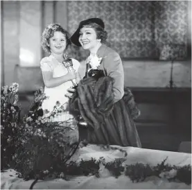  ?? Foto: Getty Images ?? Claudette Colbert na podelitvi oskarjev februarja 1935 skupaj z otroško igralko Shirley Temple. Za tisti večer je imela drugačne načrte, prireditve se ni nameravala udeležiti, a si je premislila, ko je izvedela, da je zmagala.